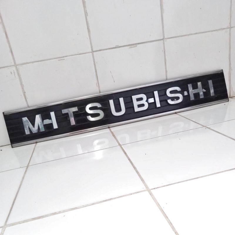 Grill emblem Mitsubishi L300 lama Bekas Original Copotan