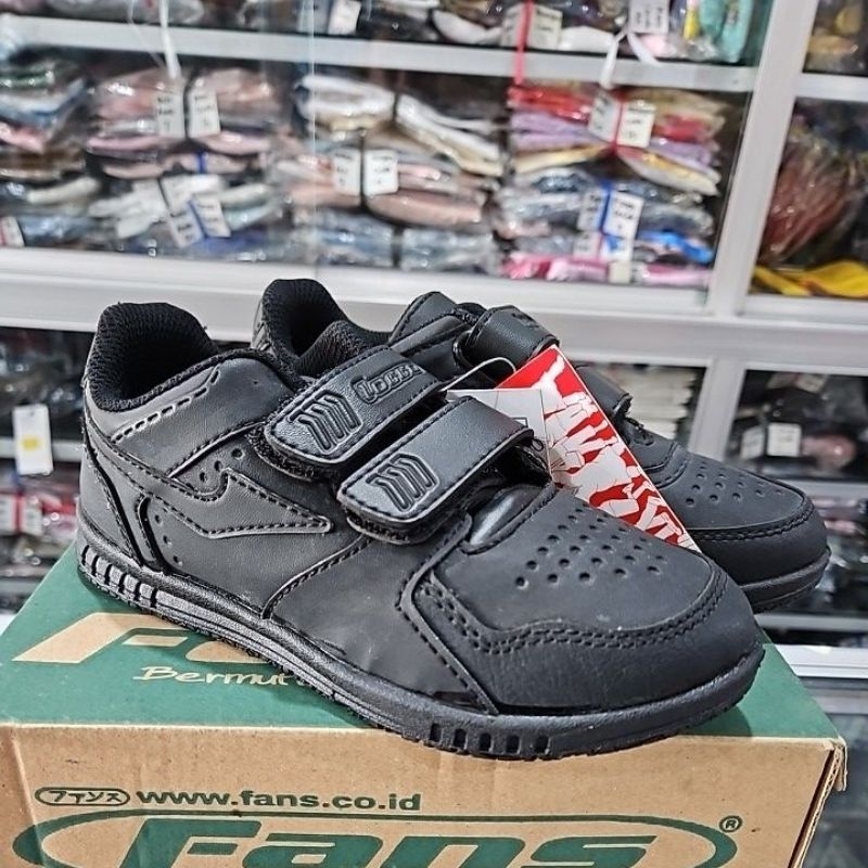 Sepatu anak hitam Loggo Win Bovi Lo