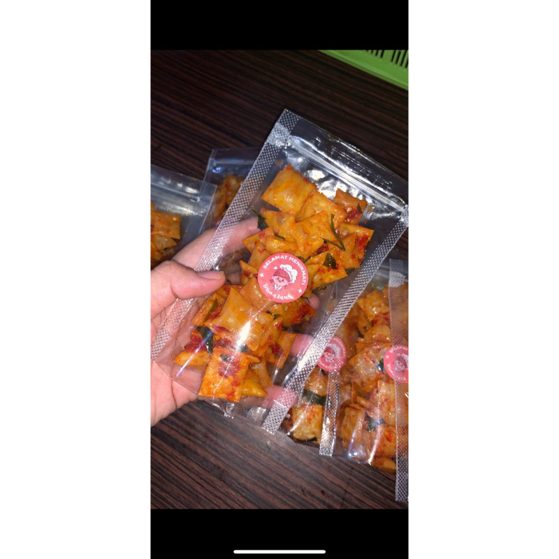 

KRIPIK PANGSIT PEDAS MANIS DAUN JERUK