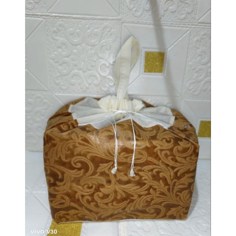

TAS HAJATAN SPUNBOND SERUT EMBOS GOLD CREAM Ukuran 22 x 22.TAS KOTAK NASI/GOODIE BAG/TAS KUE/TAS PARSEL/TAS SOUVENIR