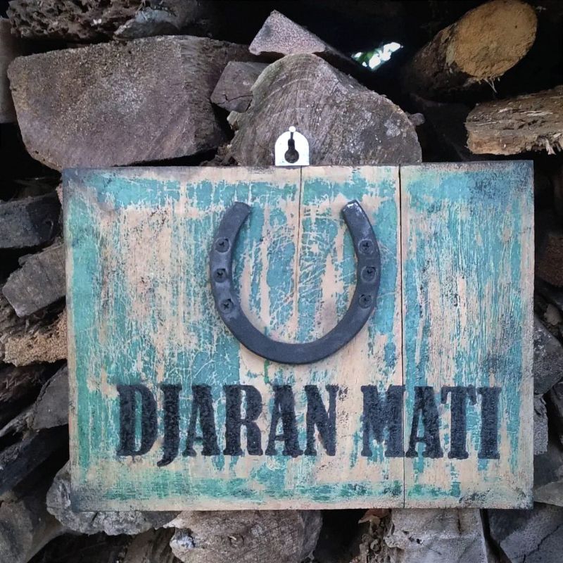 Djaran Mati,  Hiasan dinding pada Rumah, Kedai, Workshop,  Dll