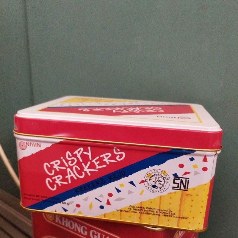 

kaleng bekas Nissin crispy crackers 750 gr hanya kaleng saja tanpa isi cookies kondisi bagus good condition 750gr biskut wafer bentuk persegi panjang kotak tabung wadah tempat