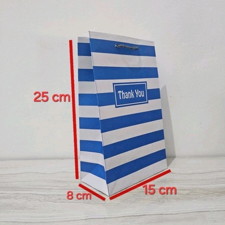 

Paperbag Wafer Motif Thank you Biru Putih size 15 x 8 x 25 ( P x L x T ) Tas Souvenir, Tas Kertas, Tas Hajatan