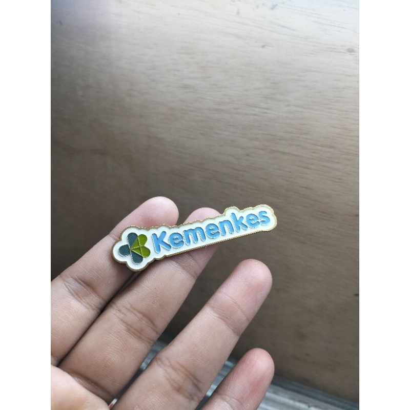 pin custom logo kemenkes bahan kuningan