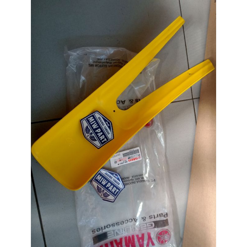 SAMBUNGAN SLEBOR SPAKBOR FENDER KUNING DEPAN YAMAHA YT115, DT100 ORIGINAL YGP/COVER FENDER YT115 ORI