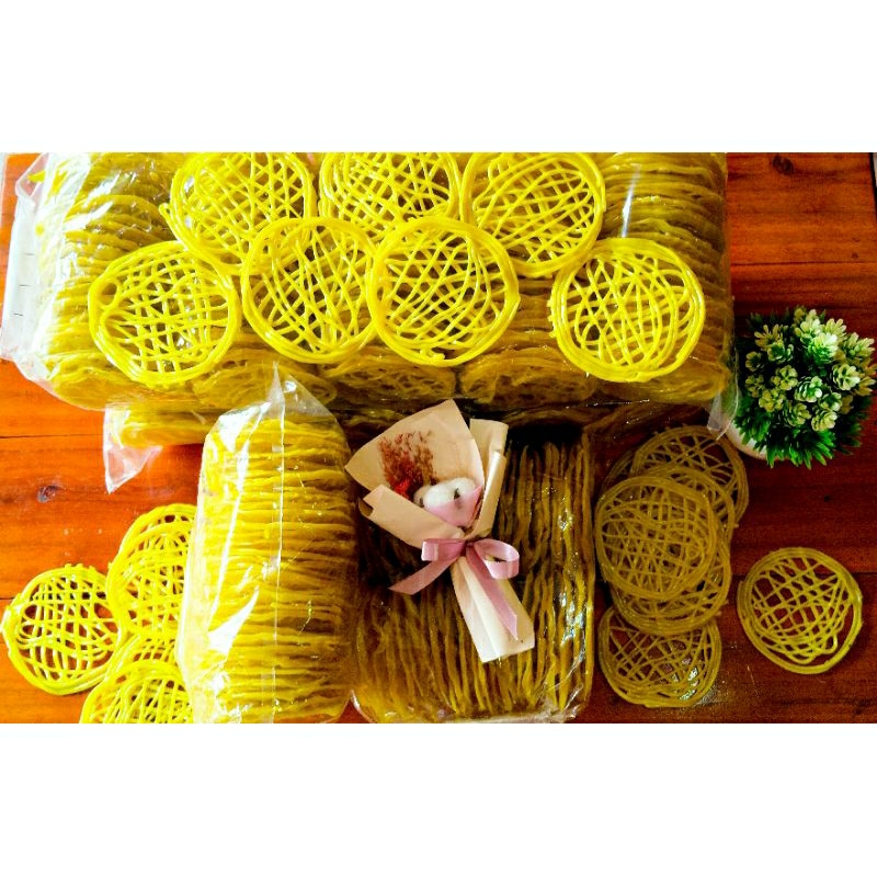 

kerupukmie kuning mentah / kerupuk kerupuk kuning / kerupuk kuning besar / kerupuk