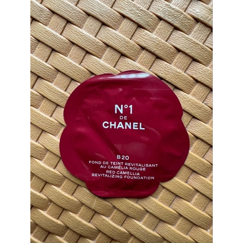 Chanel no 1 de Chanel Red Camellia Revitalizing Foundation shade B20 sachet 1ml