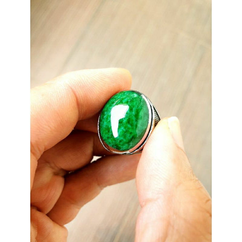 Cincin Giok Jadeite jade type A warna hijau Imperial terang tegas dan tua warna yang mencolok mata