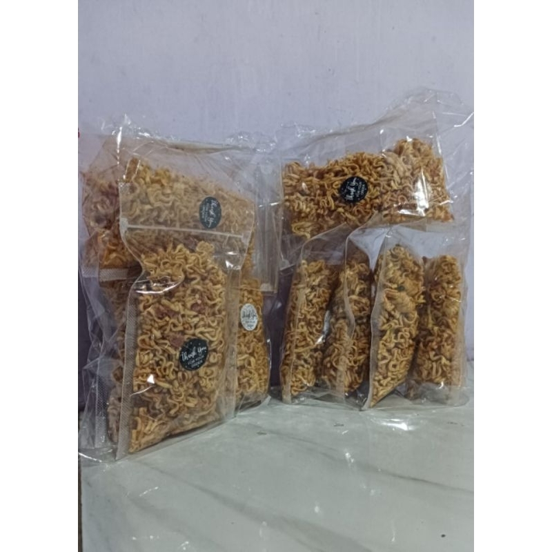 

mie kriuk/ mie kriting/ mie kremes pedas daun jeruk 100gr isi 6