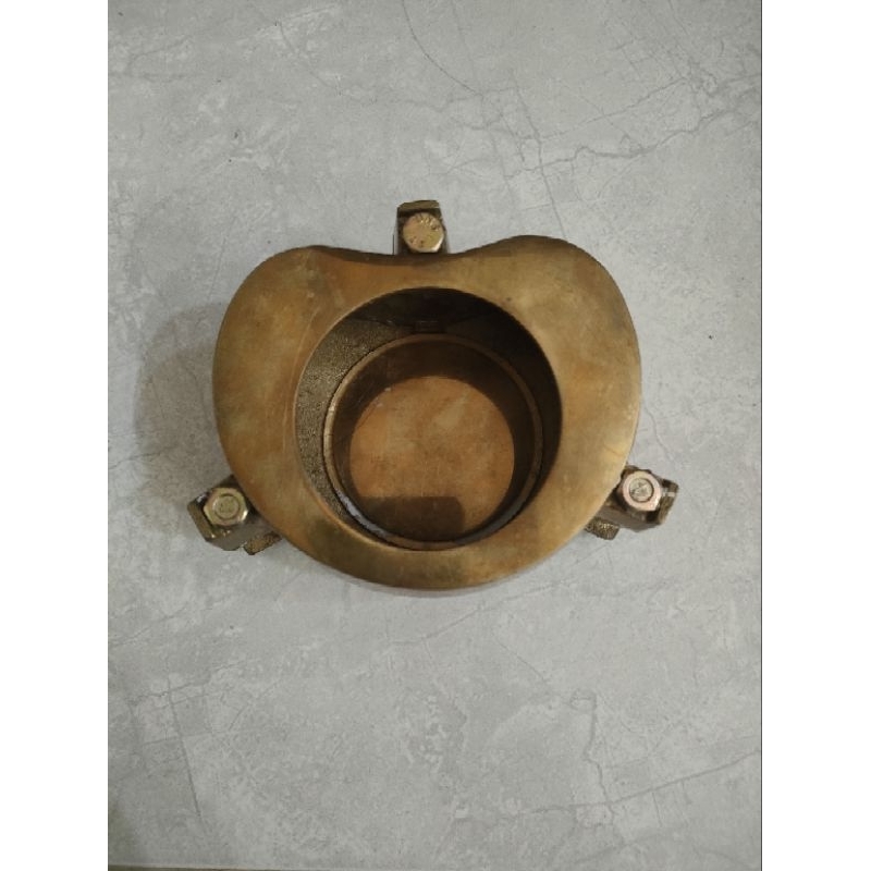 KUVET KUNINGAN BESAR