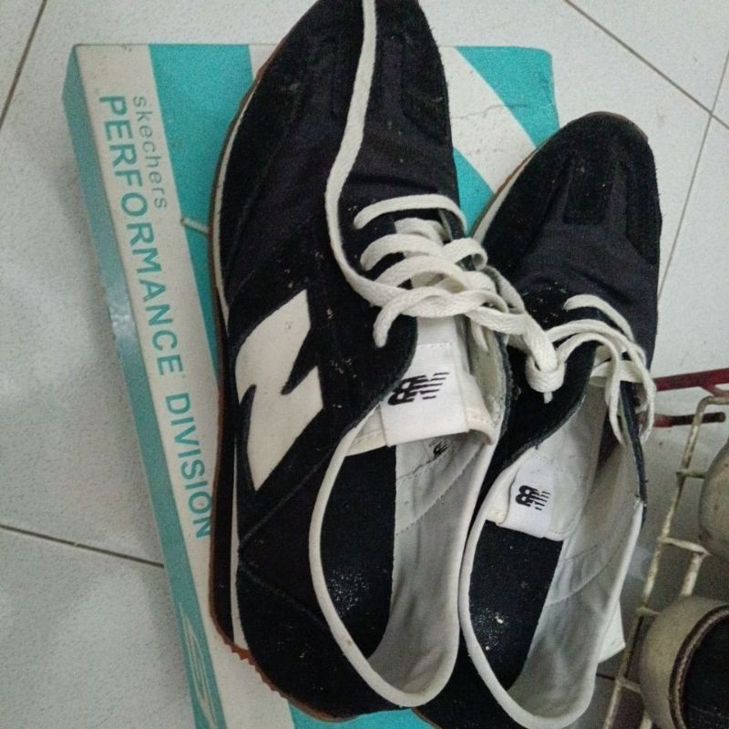 sepatu nb hitam putih