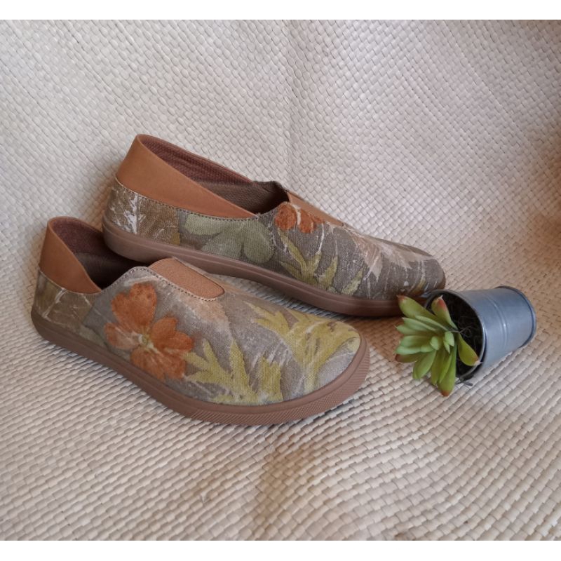 Sepatu flat ecoprint