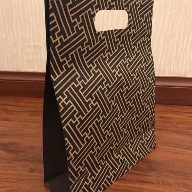 

PAPERBAG POUND MOTIF UK 25X9X34CM /