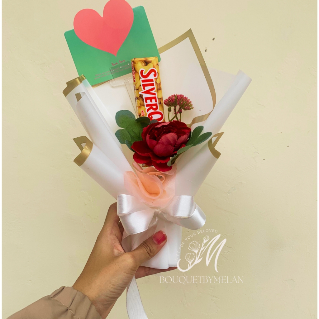

buket coklat silverqueen dan bunga 35 bouquet bogor