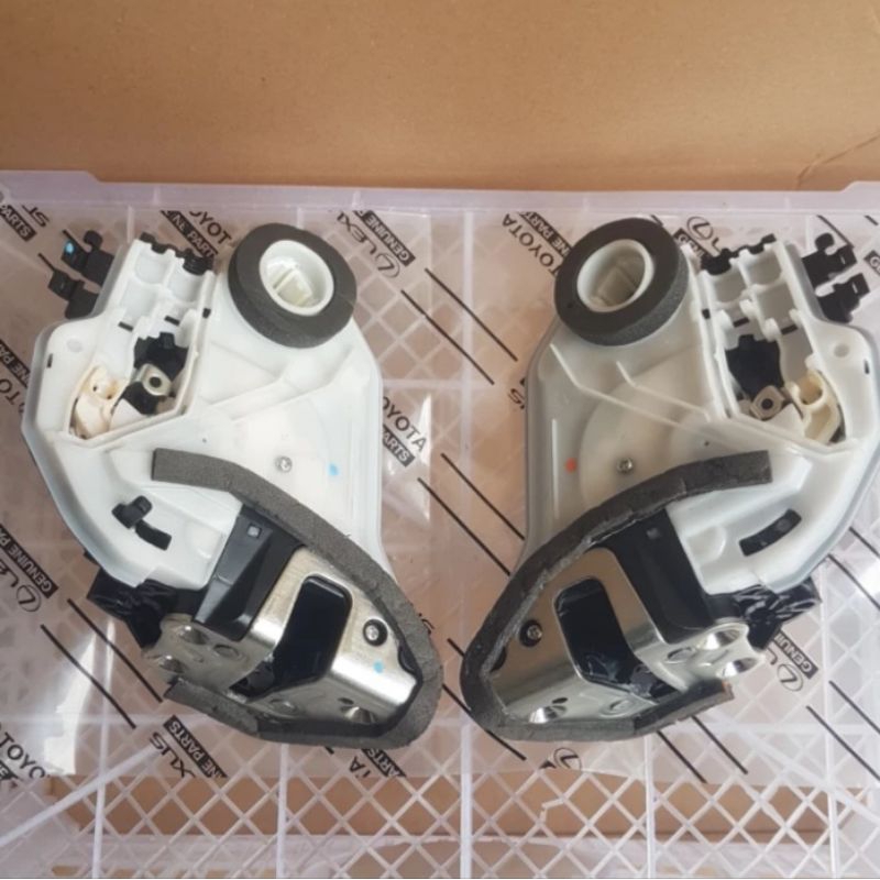 Door Lock Pintu Belakang / Tengah Toyota Innova Reborn Fortuner Hilux