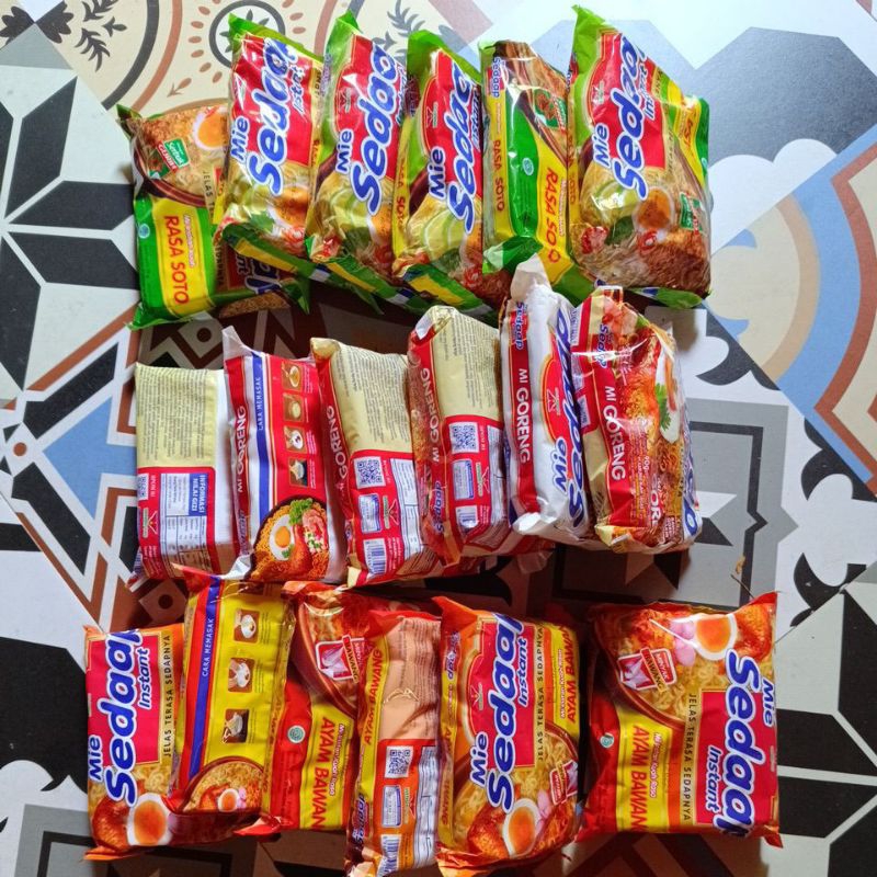 

Mie Sedaap 6pcs ayam bawang, soto moe goreng
