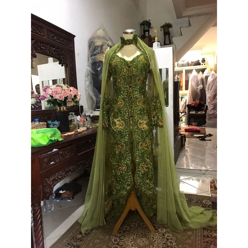 kebaya pengantin preloved Hijau daun + 2 stel beskap uk M dan L