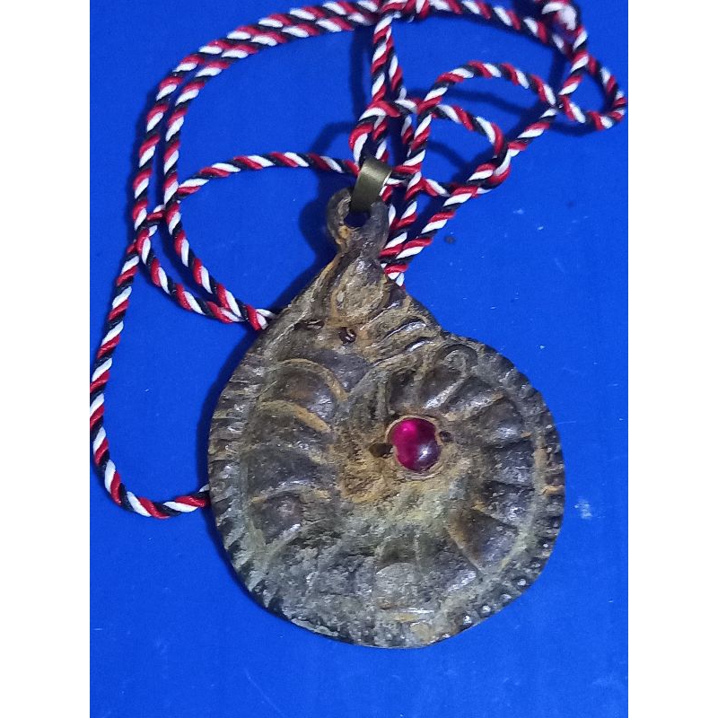 Liontin pria lipan bermustika kuno