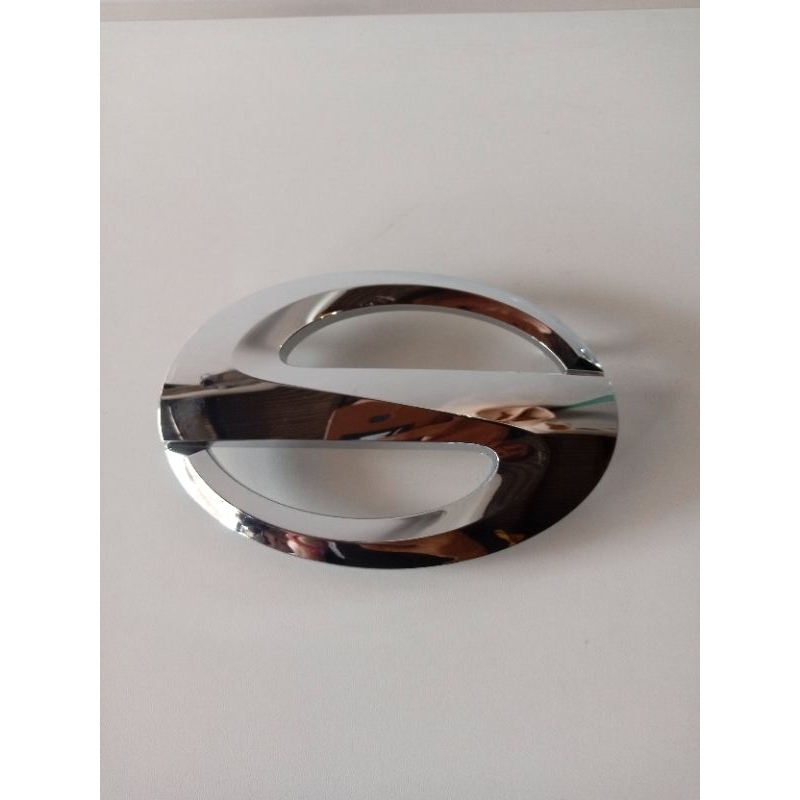 Emblem Logo Depan Daihatsu Sigra