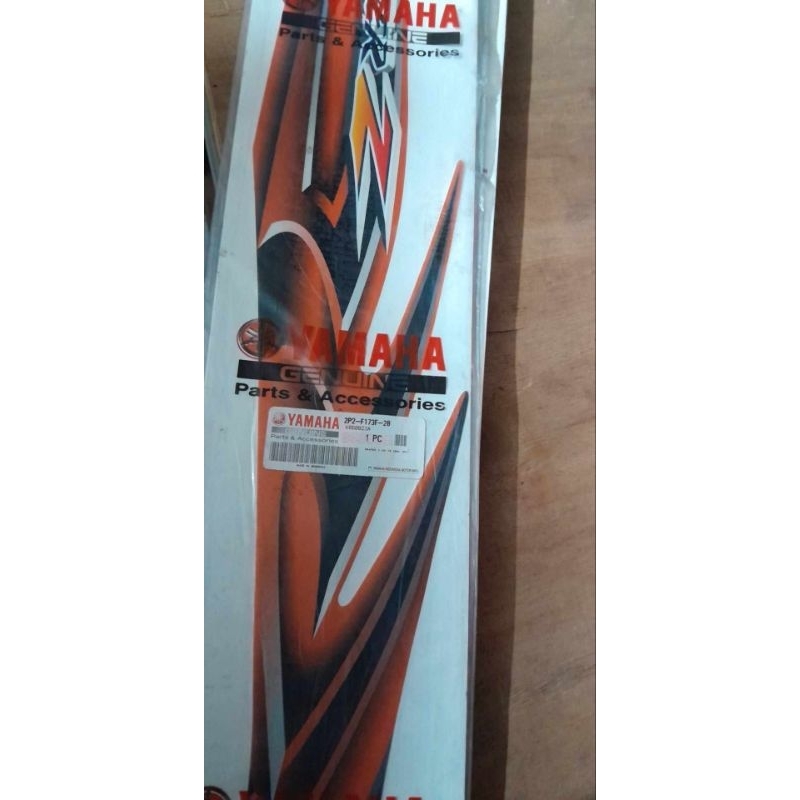 Graphic Jupiter Z kanan kiri 2P2-F173E-20 2P2-F173F-20