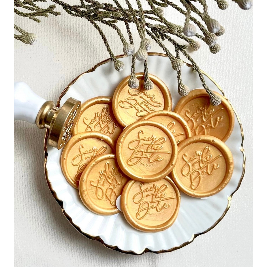 

SAVE DATE - 1 Pcs Wax Seal Sticker Undangan WAXSEALCOIN Vintage / Tanpa Minimum / 1 Pcs/ Termasuk Double tape / Lilin Wax Seal Vintage