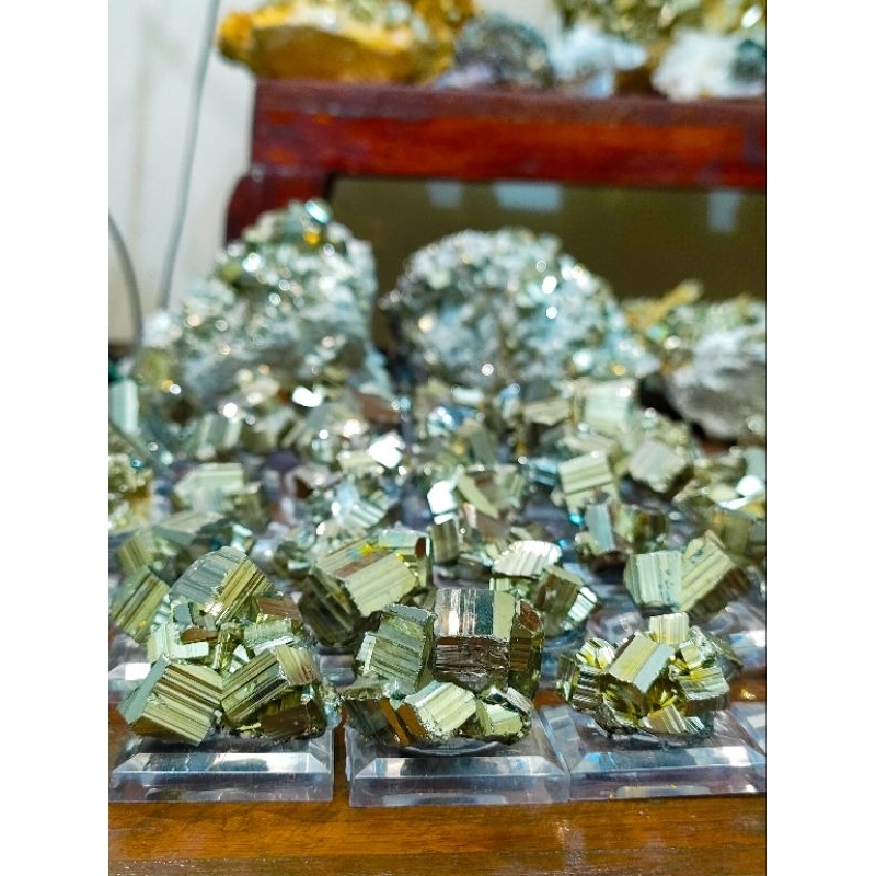crystal pyrite cluster hq