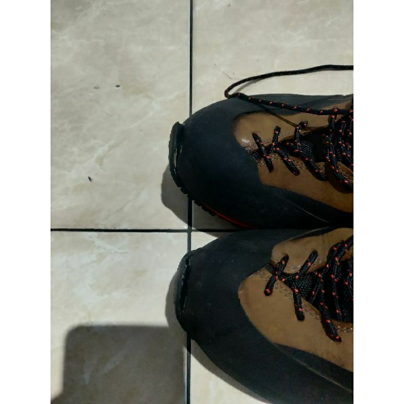 Sepatu eiger second