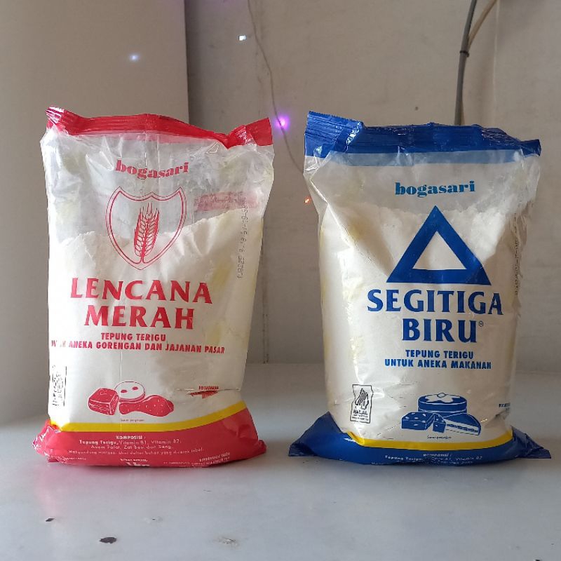 

Bogasari Tepung Terigu Segitiga Biru dan Lencana Merah kemasan 1 kg.