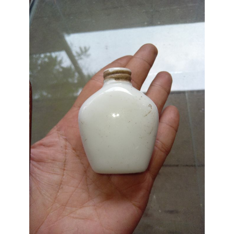 botol keramik bekas obat kuno temuan