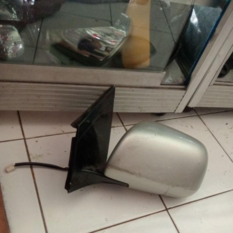 spion Toyota Harrier kiri