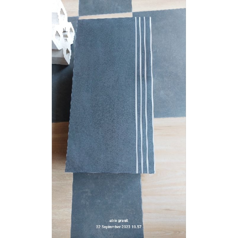 Granit tangga 30x60 cemento black