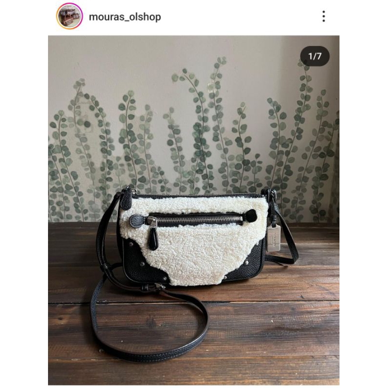 Coach Small Rhyder Pochette in shearling Crossbody Bag Koleksi butik 
Size sekitar 20x14x5
