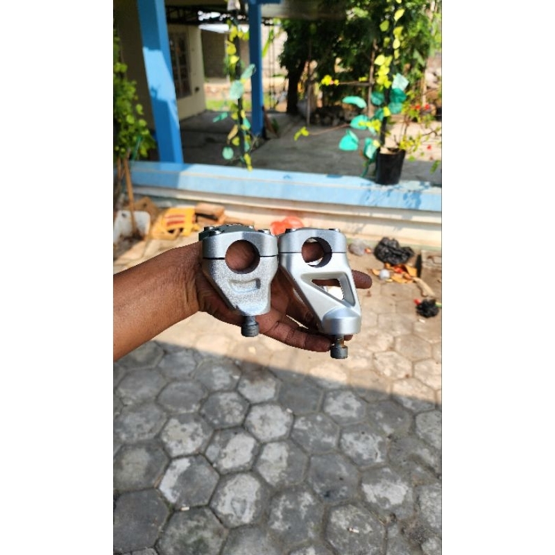 Riser risers Dudukan stang Aprilia pangkon setang Triumph Bmw limbah moge Ducati