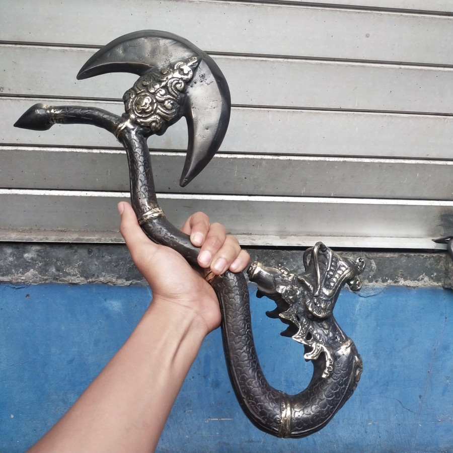 Pusaka Antik Pajangan Kapak Naga Raja Gagah  Hitam Kombinasi Emas