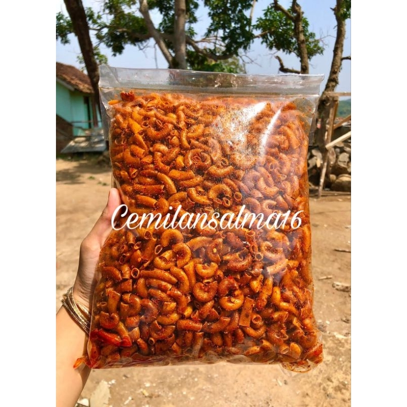 

Makaroni pedas Daun Jeruk makaroni bantat kriuk isi 1kg
