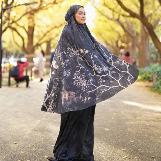 Buttonscraves As Is Prayer Set Robe - Black ( Ginkgo Series)
