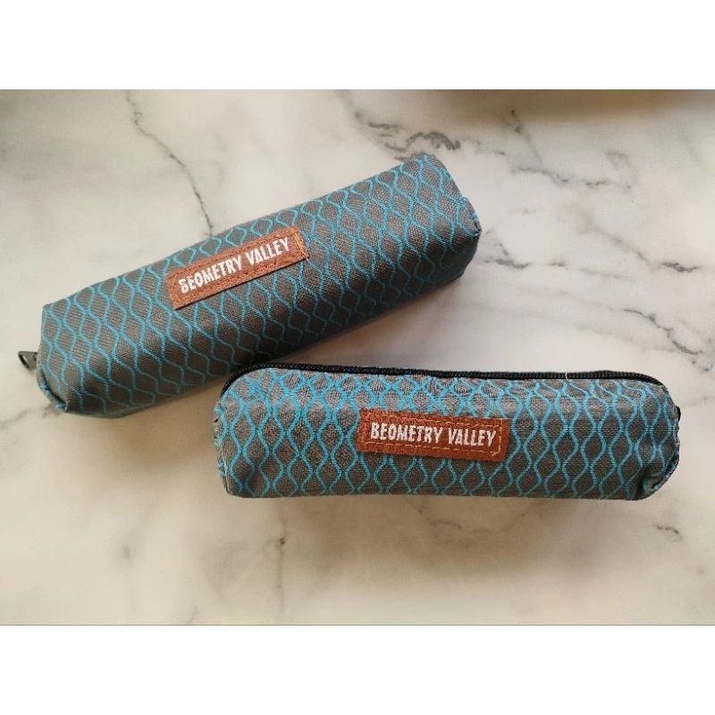 

Tepak Pensil Beometry Valley Tempat Pensil Motif Polkadot Ombak