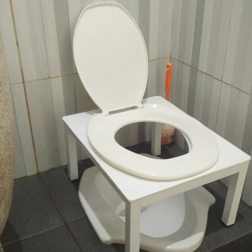 Dudukan Kursi Toilet Jongkok Portable Warna Krem Untuk Para Ibu Hamil dan Orang Tua Bisa Untuk Orang