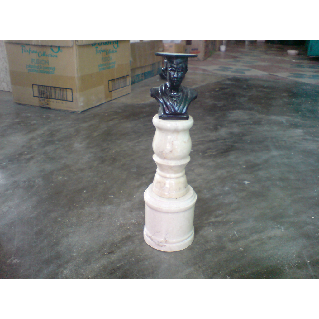 Marmer Patung Wisuda (model bubut)