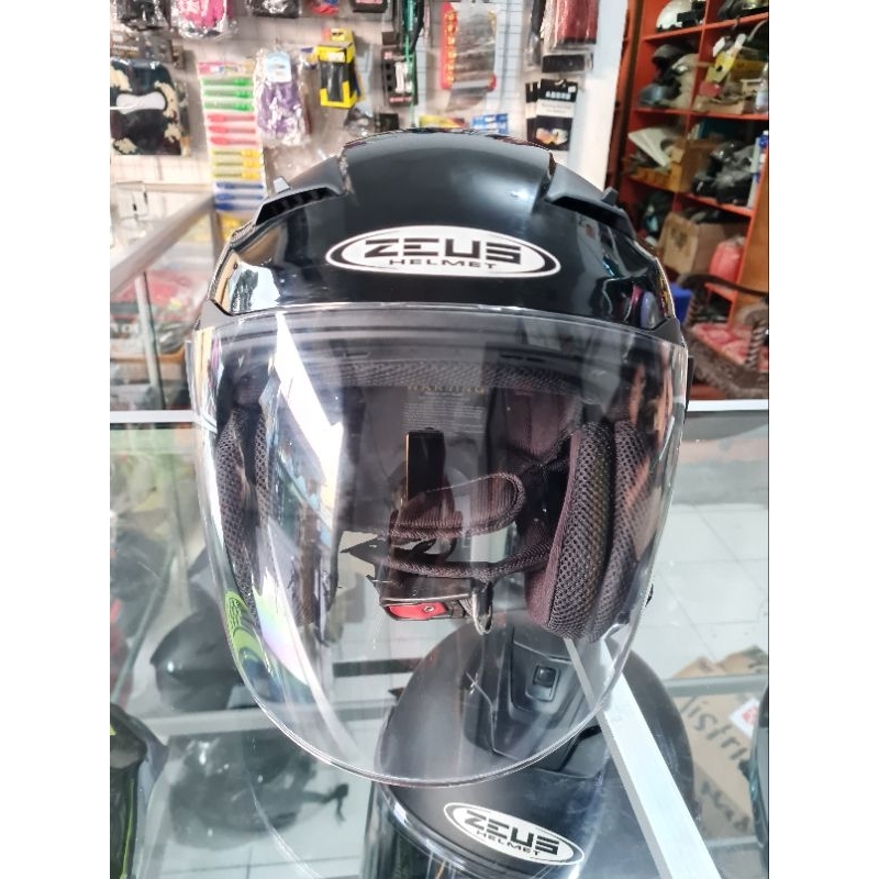 Helm Zeus 611 bekas pakai