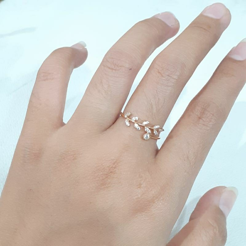 cincin model daun permata putih