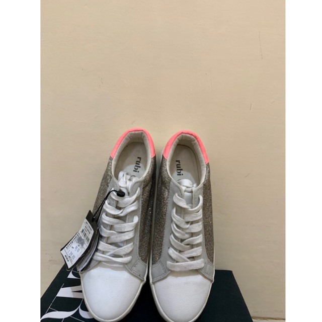SEPATU RUBI