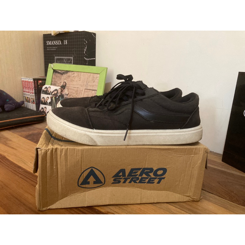 aerostreet massive black white