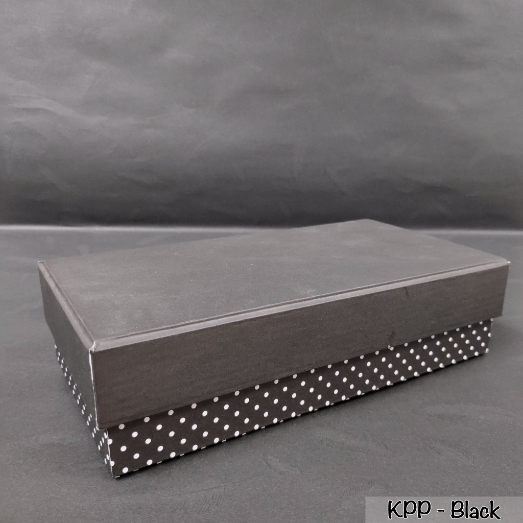 

Gift Box Kotak Kado Persegi Polkadot M - 25 x 15 x 9 cm