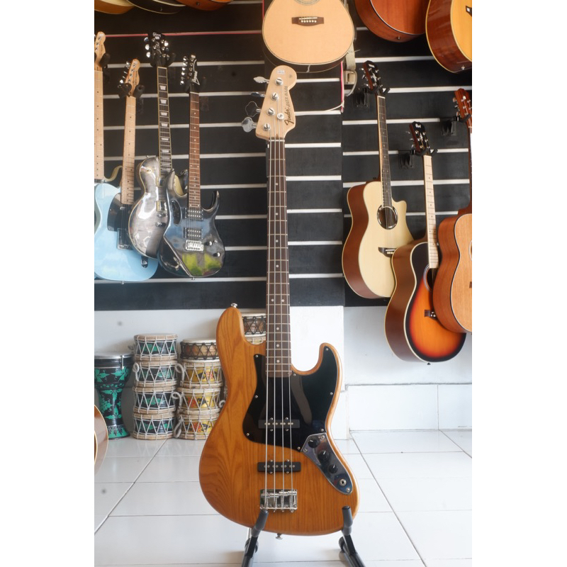 Gitar Bass Fender Jazz Bass warna cokelat natural
