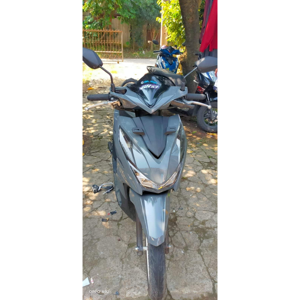 SKOTLET STIKER MOTOR WARNA ABU-ABU TUA GLOSSY