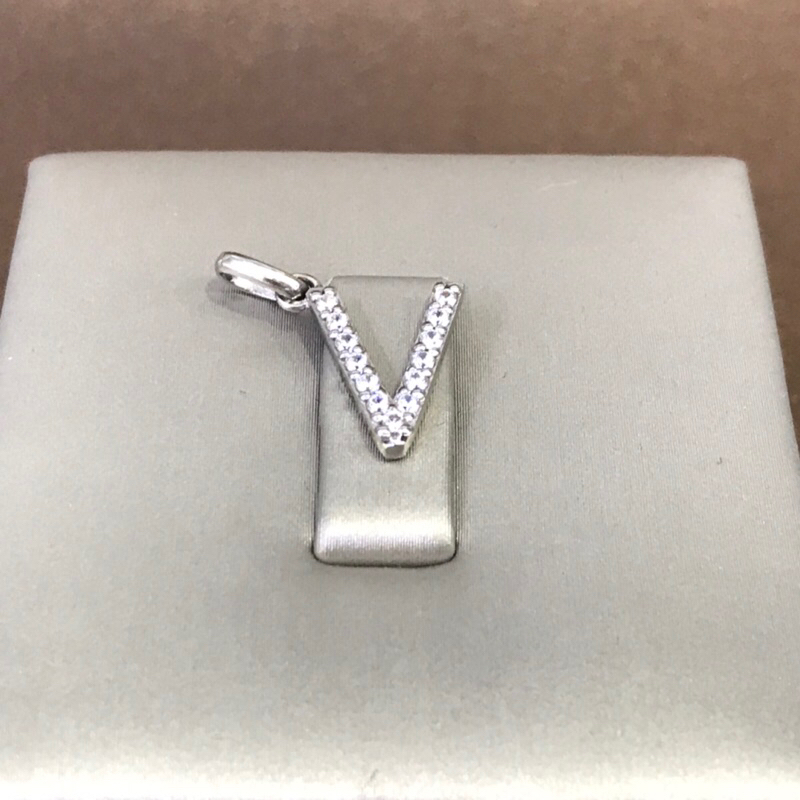 LIONTIN EMAS INISIAL HURUF V 750 LLE0333