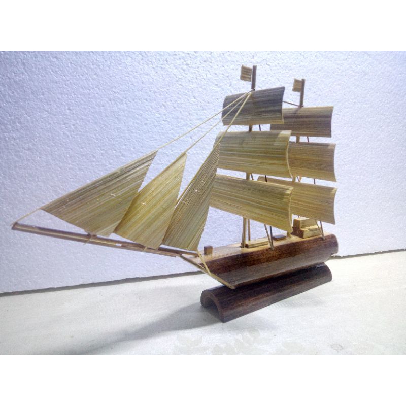 Miniatur kapal layar dari bambu