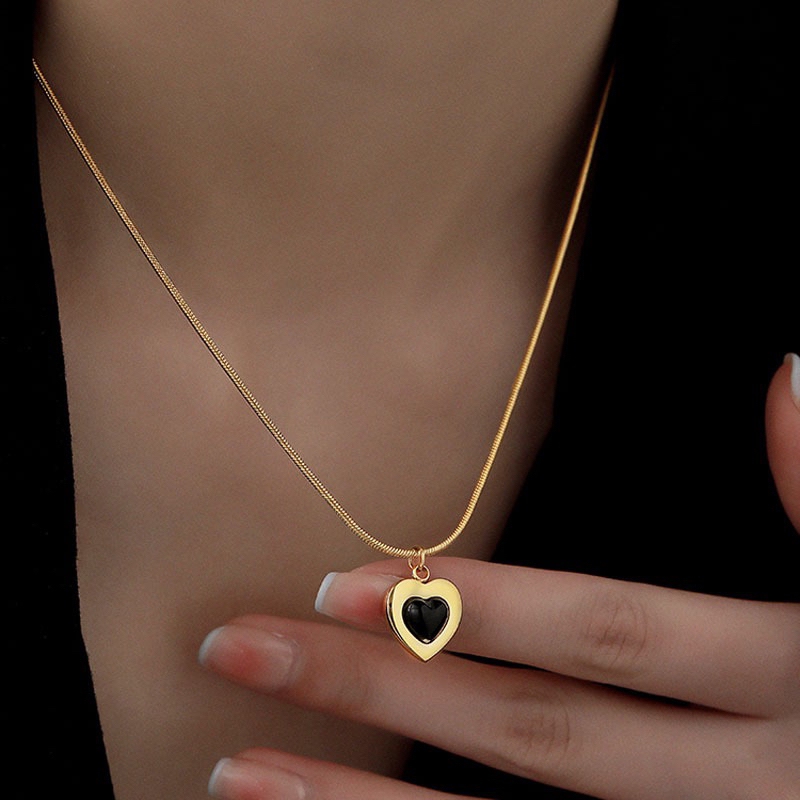 R1 kalung titanium hitam anting hati hitam