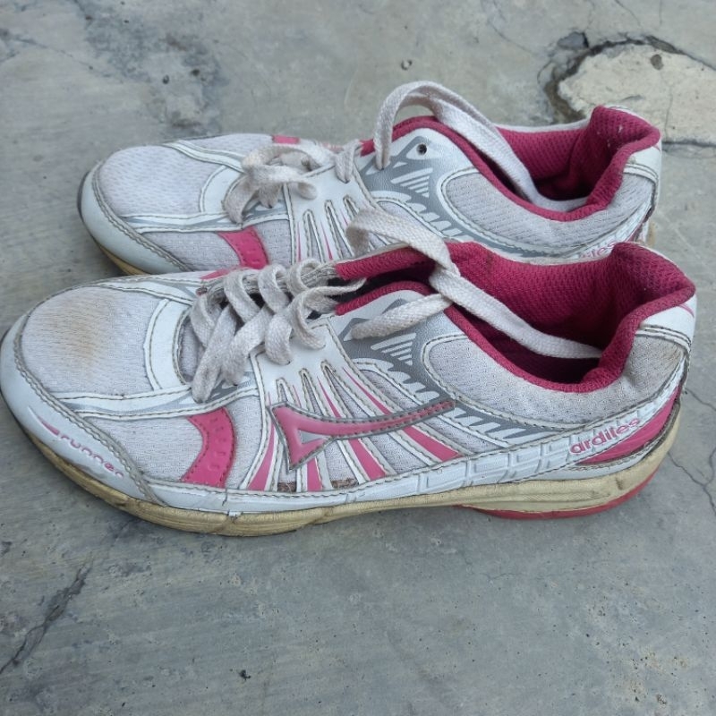 PRELOVED | SECOND | BEKAS | THRIFT | SEPATU OLAHRAGA WANITA | SEPATU SEKOLAH | RUNNING SHOES | SEPAT